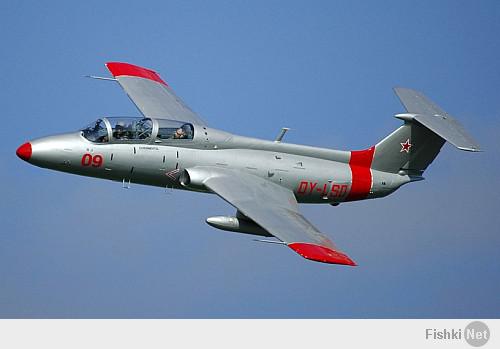 Это не истребитель, а старенький учебно-тренировочный Л-29 "Дельфин", и не сотни тысяч, а от 50 тыр.
Это ж не с аэродрома ВВС летают, а из частного авиаклуба.