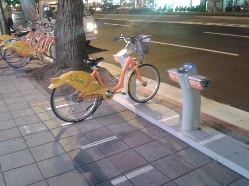 тайвань тоже брал пример с японии:
муниципальные велосипеды.
инвалидные места в туалетах скоростного поезда.
детское сиденье, чтобы мама могла завершить свои "дела" в туалете...