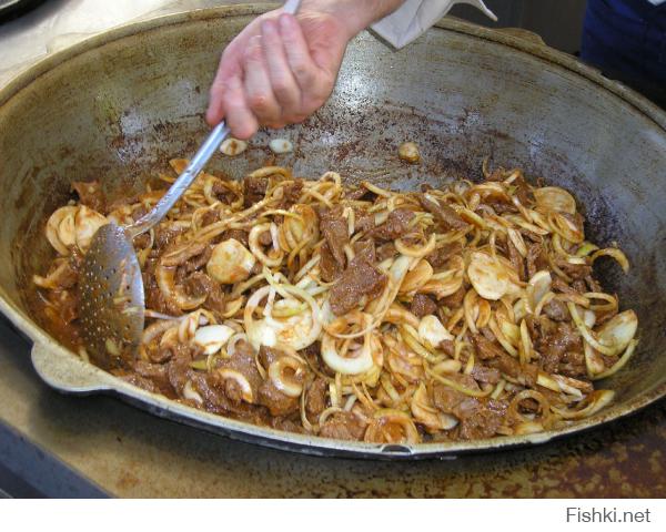 куырдак и бешбармак - основные главные блюда казахской кухни. 
и плов конечно же, хоть и не совсем казахское блюдо, но в "кухне" основался прочно.