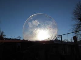 Это я сама лично фоткала. Жаль, мороз был слабый, всего -10.