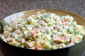 Новогодняя подушка - это салат. Главное сухари не класть, а то морду оцарапать можно :-)