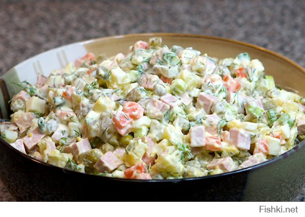Новогодняя подушка - это салат. Главное сухари не класть, а то морду оцарапать можно :-)