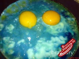 ложка сока краснокачанной капусты сделает яичницу "космической" :)