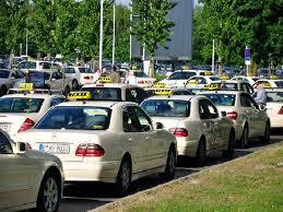 Это скорее всего в Германии. Такси на заднем плане типичного для Германии цвета  и велосипед слева крайний-такие стоят на улице и можно арендовать по телефону