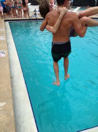 Чувак прогуливал тренировки на ноги))