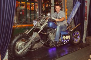 недавно в баре както сидели, не удержался залез на экспонат))