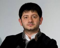 мнет кажется голустян на отца похож