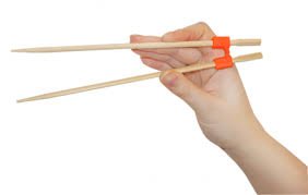 не хочу сказать что часто ходим в суши, но ходим. так я даже не пытался научится, всегда пользуюсь ученическими, а для таких лохов как я, они придумали пластиковые крепления, очень удобно.