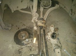 Сделай сам:) Вот вчера ступицу снимал для замены подшипника, интересно сколько стоит замена подшипника ступицы на A4?