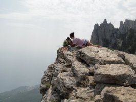 Жена впервые в жизни побывала на горе. Ай-Петри Крым 1234 м. над морем. Жена ползла к краю скалы в ужасе, что бы посмотреть вниз и вокруг. Встала на ноги только в 20-30 м от обрыва.