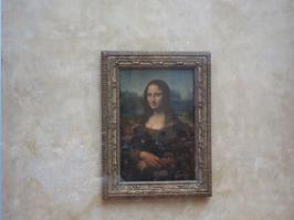 снимал на вытянутых вверх руках - если присмотреться, то на бронестекле видны лица людей