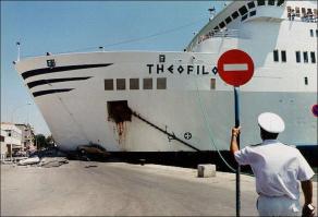 Не, ну бл@!!! А "кирпич" зачем?! Выходит, количество дураков не только у нас национальная гордость? Это-ж мыслимо: не пропустить теплоход?! )))))))))))))))