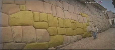 Мне тоже попадалось что-то аналогичное. Когда, якобы, камень а-ля гранит или подобный, становился как мыльный пузырь, выравнивался, и потом застывал как поставили. Вроде даже полигональная кладка так сделана была. Но, чую, что это не только технология. но и новые физические законы, которых мы пока не знаем.
Собственно, меня больше техника интересует. Т.е. ответ на вопрос "КАК!?" ))))