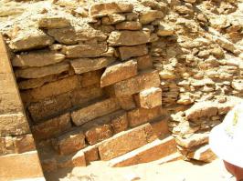 Именно такая!!! ))))))))
Это уже делала вторая волна строителей. На фотке как раз первые - которые могли сделать - они сделали - простояло ХЗ сколько. Рядом блок, который проволокли "как есть". 
И еще одна фоточка - чем выше - тем хуже. Фундамент и стена слева - идеально ровные, без зазора, рядом - уже "Все в рамках возможного." ©
Лично мне пох кто строил! Меня, как технаря интересует ответ на вопрос "КАК"?