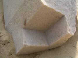 Вы, похоже, или там не были, или после "All inclusive" резкости не было даже у фотоаппарата.
На первом фото простая стена. Почему плиты не выравнены перед обработкой? Плиты тупо составили и потом придали им тот угол, который нужен.
На втором фото - уголок. Так... Пустячок. Этого не могут повторить сейчас даже с болванкой массов в тонну, а там масса этой плиты в перекрытии с десяток тонн. У нас столько своротить могут лишь с величайшим трудом!
Ну а на третьей фотке - ваааааще ни о чем для нынешних технологий! Гранит без цемента уложен лучше, чем конструктор "Лего". Ну а чо?! "Все в рамках возможного!" ©, твое.
Может нужно было не налегать на халявный виски и бурбон, а чутка пристальнее присмотреться?
ЗЫ: Напротив моего дома уже третий год строится православный храм. Я был в Москве, был в Казани и еще куче разных мест, и могу с уверенностью сказать - это величественное сооружение. Маковка уже установленного креста возвышается над 12-ти этажным домом!
Ну да что говорить? Классическая наука и типичное образование сейчас не позволяют видеть дальше своего живота... Обидно... (((