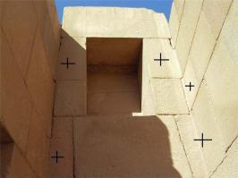 Вы, похоже, или там не были, или после "All inclusive" резкости не было даже у фотоаппарата.
На первом фото простая стена. Почему плиты не выравнены перед обработкой? Плиты тупо составили и потом придали им тот угол, который нужен.
На втором фото - уголок. Так... Пустячок. Этого не могут повторить сейчас даже с болванкой массов в тонну, а там масса этой плиты в перекрытии с десяток тонн. У нас столько своротить могут лишь с величайшим трудом!
Ну а на третьей фотке - ваааааще ни о чем для нынешних технологий! Гранит без цемента уложен лучше, чем конструктор "Лего". Ну а чо?! "Все в рамках возможного!" ©, твое.
Может нужно было не налегать на халявный виски и бурбон, а чутка пристальнее присмотреться?
ЗЫ: Напротив моего дома уже третий год строится православный храм. Я был в Москве, был в Казани и еще куче разных мест, и могу с уверенностью сказать - это величественное сооружение. Маковка уже установленного креста возвышается над 12-ти этажным домом!
Ну да что говорить? Классическая наука и типичное образование сейчас не позволяют видеть дальше своего живота... Обидно... (((