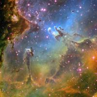 Но самые известные фото забылись. М16 или NGK6611 - Туманность Орла в созвездии Змеи. В которой находятся так называемые "Столпы мироздания". Это гигантская туманность, в которой расположены те самые пылевые столбы, которые не видел только тот, кто не мог или не хотел. На первой фотке - только часть туманности, на второй - сами пылевые "столпы". 
Но на сколько слышал, это творение природы, крайне недолговечно. Один взрыв сверхновой в окрестностях - а их там очень много -  и от этой красоты останутся разлетающиеся в разные стороны пылевые клочья. Тоже красиво, но...