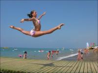 А мне эта понравилась! Сам на шпагат никогда не мог сесть, сколько не тренировался. (((