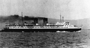 Не менее страшной, чем "Титаник", а на деле, куда более - была трагедия, разыгравшаяся на пароме "Тойя Мару" 25 сентября 1954 года. 
Особый трагизм в эту аварию добавляет то, что судно гибло по сути, в пределах видимости с берега. Но из-за ветра, скорость которого доходила до 100 м/с и волн высотой в 20 метров ни одно судно не могло даже покинуть порта, не то что начать какую-либо спасательную операцию. Тогда погибло 1719 человек. Это больше, чем количество жертв на самом "Титанике".