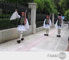 Ты бы посмотрел на форму гвардейцев Греции! Извини, только такая есть.