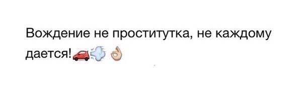 Женщина выезжает с парковки