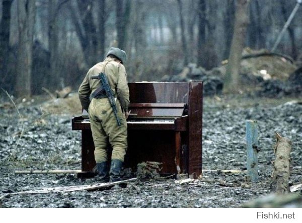 Русский солдат играет на заброшенном фортепиано в Чечне (1994 год) Фото: liveleak.com