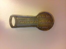 Если за язычек потянуть вбок, то можно выковырять ключ из щели. Причем в инструкции самодельный ключ из пружинной проволки. Он выдернется без последствий. А вот такой, как у меня разрушит замок на тележке. Ну, если 200 покупателей пройдут, и каждый с таким ключем - замок точно разболтается. Ключ-брелок я купил совершено легально в магазинчике бытовых мелочей. На нем еще какая-то рекламма.