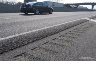 Бывало несколько раз, правда на трассе высокого уровня. Встречные потоки жестко разделены, слева и справа отбойники, на обочинах такой же асфальт, как на проезжей части, и обочины отделены от полос движения специальными шумовыми полосами. Примерно, как на картинке. Так просыпался оттого, что начинал ехать по такой шумовой разметке. Бывает иногда, что очень уставший, а ехать надо.