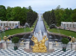 Улица в тени деревьев - я на левой верхней фотографии объектив довернул, с вашего разрешения