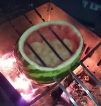 это пельмени, которые варятся в арбузе, который греется на углях