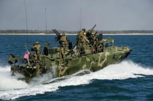 больше заинтересовало фото: шведский многоцелевой катер проекта Strb 90H (CB90) со спаренными пулеметами на баке