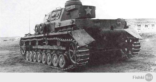 Трофейные танки Pz. IV и Pz.38(t) из состава 79-го отдельного учебного танкового батальона. Крымский фронт, апрель 1942 года. Машины были захвачены у 22-й танковой дивизии вермахта (АСКМ).