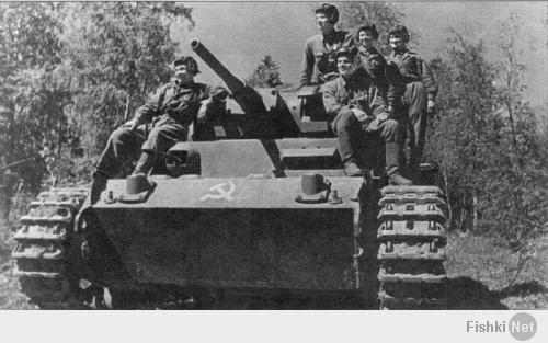 Трофейный немецкий танк PzKpfw III командира Н.И. Барышева. Машина окрашена в защитный цвет (4 БО) и имеет дополнительные знаки идентификационного опознования в виде "Серпа и молота" на лобовой броне в башне танка. Отдельный батальон трофейных танков. Ленинградский фронт, лето 1942