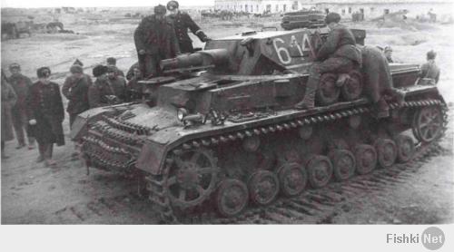 Осмотр трофейного Pz. IV, захваченного у 22-й танковой дивизии вермахта. Крымский фронт, 79-й отдельный учебный танковый батальон, апрель 1942 года.