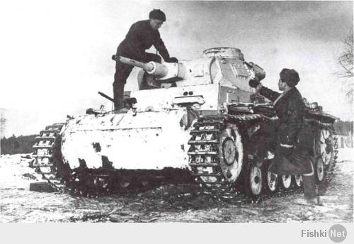 Осмотр отремонтированного танка Pz. III инженер-майором Гудковым. Западный фронт, 1942 год (РГАКФД).