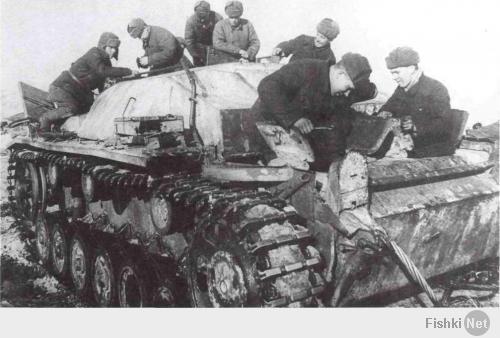 Ремонт StuG III в 3-й танковой бригаде полковника Новикова, весна 1942 года (ЦМВС).