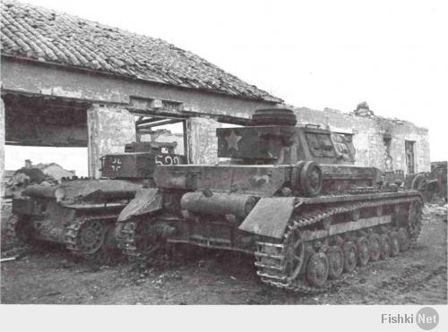 Трофейные танки Pz. IV и Pz.38(t) из состава 79-го отдельного учебного танкового батальона. Крымский фронт, апрель 1942 года. Машины были захвачены у 22-й танковой дивизии вермахта (АСКМ).