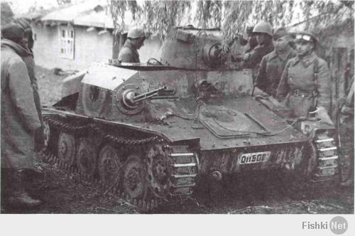 Бойцы Красной Армии у захваченного румынского танка R-1. Район Одессы, сентябрь 1941 года (АСКМ).