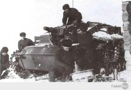 Ремонт трофейной самоходки StuG III в прифронтовой полосе. Южный фронт, 1942 год (РГАКФД).