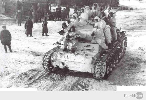 Трофейный танк Pz. III под командованием Митрофанова отправляется на боевую операцию. Западный фронт, 1942 года (РГАКФД).