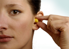 таким бабам в момент посадки автомобиль и вплоть до выхода из автомобиля 2 пункта:
1. делай раз
2. делай два