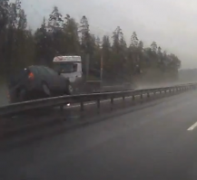 единственная дырка небось за несколько километров и угодить ровно в нее)) был случай со знакомыми пареньками году в 1998 где-то) ехали они летом вдвоем на мопэде по полевой дороге, протоптанной самотопом, кругом поле минимум на километр, дорога прямая, и лишь в одном месте она делает полукруг радиусом несколько метров в обход старого-престарого дуба) и что ж вы думаете? прямо в него на своих 60км/ч они и ъвебались))) вилка погнулось и переднее колесо прижало к раме) сил разогнуть на месте у них не хватило))