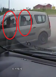 да хватит уже права раздавать всем под ряд.. баб надо гораздо жестче тестировать. 

реальный случай был со знакомой - ехала за рулем с мужем, перед ней на пешеходном переходе вышла женщина с коляской перед собой, так баба за рулем сделал единственное полезное действие - запищала и ладони на рожу прилепила! мужик на правом кресле передернул ручником.. баба после этого сожгла права и больше не пыталась. это не байка, я ее знаю.

другой случай. друг выезжал из деревни на асфальтированную дорогу. проехал узкое место перекрестка и встал чуть справа уступать всем на главной дороге. а по главной в это время еле катится баба за рулем с мужиком справа и мигает поворотником в эту самую деревню. и прямиком на скорости километров 15 в час точняк веъбывается другану во всю бочину. и тоже падает на руль и ладошки.. потом вылез мужик и стал гнать, что друган встал на встречной полосе и они просто не поместились. приехал мент с рулеткой. обмерил все. оказалось, что друган стоял дальше, чем обочина главной дороги, и правее своей полосы выездной деревенской дороги, то бишь на обочине. так что его могли опередить по попутной полосе выезжающие из деревни. вот такие вот ладошки, господа..

ну и ваш покорный слуга несколько раз наблюдал из окна своего дома, как в его автомобиль жопой въезжала такая тпшка, в попытках развернуться, если я вообще правильно это понял - там ухй его знает, что они все хотели.. ну и каждая показала ладошки..