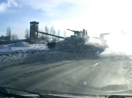 а вот такие у нас вообще выныривают без рельсов и переездов из ниоткуда..