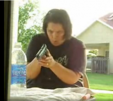 тупая постанова.. типа в дом стреляла в свой и мужика за окном не видела.. страсть как хочется по-тихому пальнуть..