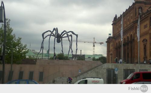 паука похоже го в 2012 в Гамбурге видел, у входа в Kunsthalle, у центрального вокзала...
даже фотку нашел, сорри, снимал на тапок :)