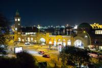 Там напротив вот этого здания гора начинается, выезд делать геморойно, набережная довольно узкая...