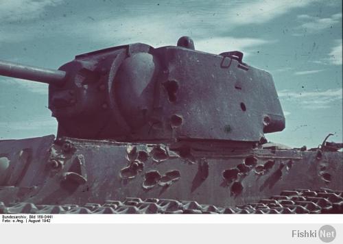 …20 августа 1941 года танк КВ под командованием старшего лейтенанта Зиновия Колобанова преградил дорогу на Гатчину колонне из 40 немецких танков. Когда этот беспримерный бой закончился, 22 танка горели на обочине, а наш КВ, получив 156 прямых попаданий вражеских снарядов, вернулся в распоряжение своей дивизии…