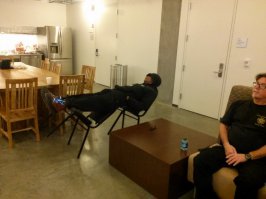 Используя стулья на заднем плане, можно было сделать полноценную кровать...