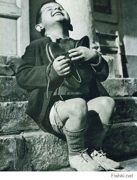 Какое отношение данное фото имеет к СССР ?
На нем изображен шестилетний Верфель, живший в детском доме в Австрии, радостно обнимет пару новых башмаков, подаренных ему Американским Красным Крестом.
Название фото "Новые Ботинки" Gerald Уоллер, Австрия 1946 г.